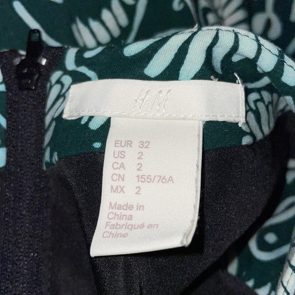 Mid length green pattern dress - Picture 3 of 6